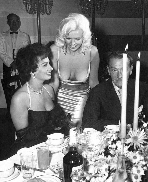 Sự thật về bức ảnh nổi tiếng nhất Hollywood: Sophia Loren 'lườm nguýt' 'biểu tượng sex' Jayne Mansfield Sự thật về bức ảnh nổi tiếng nhất Hollywood: Sophia Loren 'lườm nguýt' 'biểu tượng sex' Jayne Mansfield