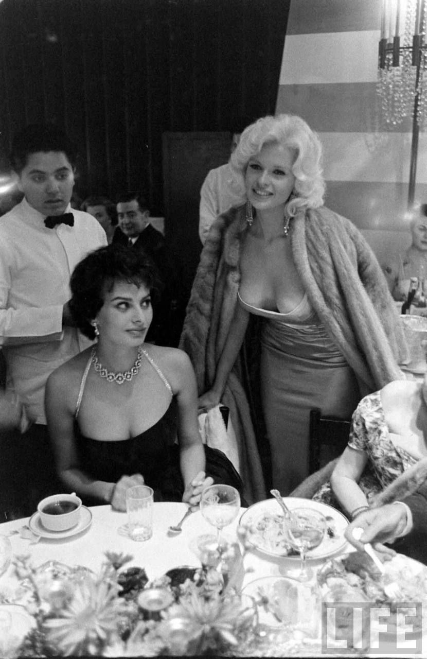 Sự thật về bức ảnh nổi tiếng nhất Hollywood: Sophia Loren 'lườm nguýt' 'biểu tượng sex' Jayne Mansfield Sự thật về bức ảnh nổi tiếng nhất Hollywood: Sophia Loren 'lườm nguýt' 'biểu tượng sex' Jayne Mansfield