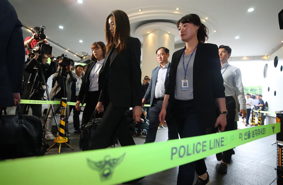 'Người thừa kế rắc rối' hãng Korean Air liên tục khóc lóc và xin lỗi trong buổi triệu tập của cảnh sát 'Người thừa kế rắc rối' hãng Korean Air liên tục khóc lóc và xin lỗi trong buổi triệu tập của cảnh sát