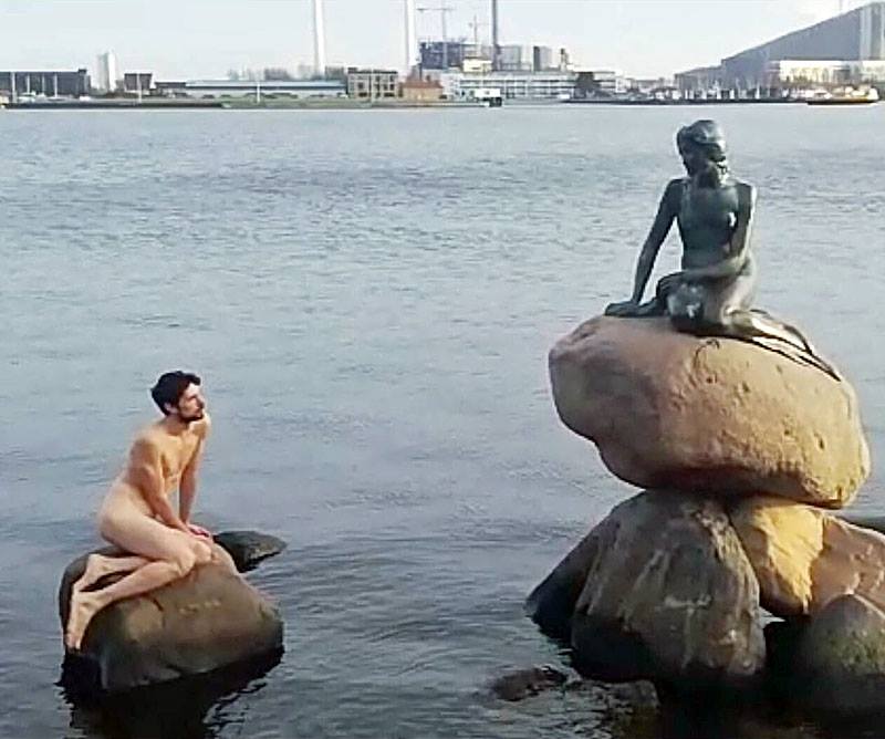 Anh chàng khỏa thân trước các tác phẩm nghệ thuật trên khắp châu Âu Anh chàng khỏa thân trước các tác phẩm nghệ thuật trên khắp châu Âu