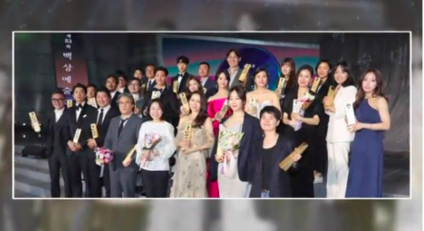Jung Hae In gây tranh cãi khi chiếm chỗ đẹp chụp ảnh giữa dàn tiền bối toàn 'Ảnh đế, Thị hậu' Jung Hae In gây tranh cãi khi chiếm chỗ đẹp chụp ảnh giữa dàn tiền bối toàn 'Ảnh đế, Thị hậu'