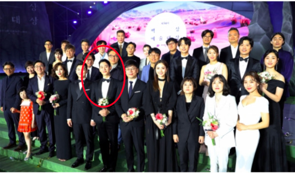 Jung Hae In gây tranh cãi khi chiếm chỗ đẹp chụp ảnh giữa dàn tiền bối toàn 'Ảnh đế, Thị hậu' Jung Hae In gây tranh cãi khi chiếm chỗ đẹp chụp ảnh giữa dàn tiền bối toàn 'Ảnh đế, Thị hậu'