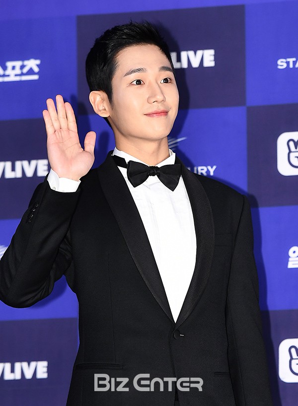 Jung Hae In gây tranh cãi khi chiếm chỗ đẹp chụp ảnh giữa dàn tiền bối toàn 'Ảnh đế, Thị hậu' Jung Hae In gây tranh cãi khi chiếm chỗ đẹp chụp ảnh giữa dàn tiền bối toàn 'Ảnh đế, Thị hậu'