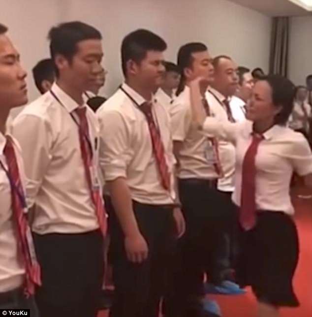Nhân viên kinh doanh bất động sản cầu xin quản lý... tát vào mặt vì làm việc lười biếng Nhân viên kinh doanh bất động sản cầu xin quản lý... tát vào mặt vì làm việc lười biếng