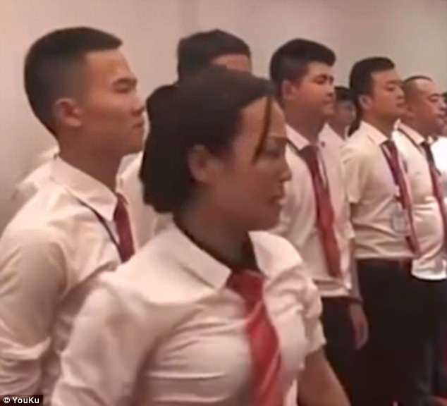Nhân viên kinh doanh bất động sản cầu xin quản lý... tát vào mặt vì làm việc lười biếng Nhân viên kinh doanh bất động sản cầu xin quản lý... tát vào mặt vì làm việc lười biếng