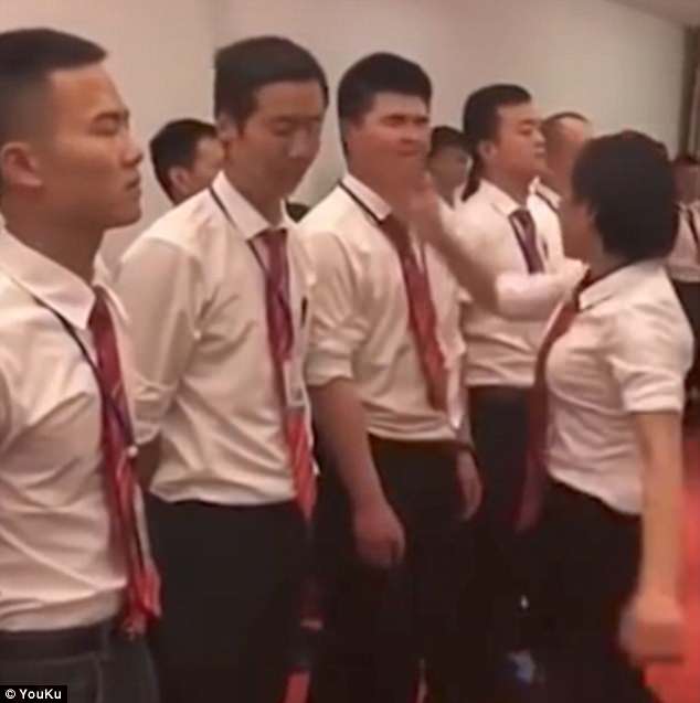 Nhân viên kinh doanh bất động sản cầu xin quản lý... tát vào mặt vì làm việc lười biếng Nhân viên kinh doanh bất động sản cầu xin quản lý... tát vào mặt vì làm việc lười biếng