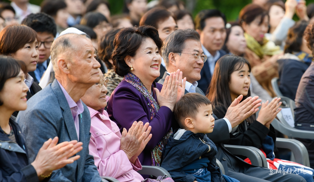 Hai cháu trai của tổng thống Hàn Quốc đáng yêu cỡ nào mà dân mạng 'phát cuồng' đến vậy Hai cháu trai của tổng thống Hàn Quốc đáng yêu cỡ nào mà dân mạng 'phát cuồng' đến vậy