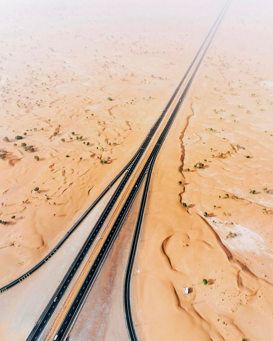 Ngắm loạt ảnh như trong phim khi sa mạc xâm chiếm cao tốc ở Dubai và Abu Dhabi Ngắm loạt ảnh như trong phim khi sa mạc xâm chiếm cao tốc ở Dubai và Abu Dhabi