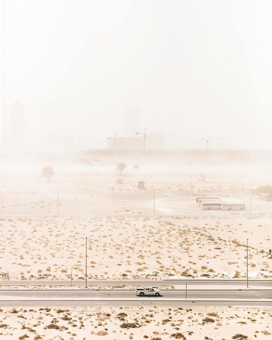 Ngắm loạt ảnh như trong phim khi sa mạc xâm chiếm cao tốc ở Dubai và Abu Dhabi Ngắm loạt ảnh như trong phim khi sa mạc xâm chiếm cao tốc ở Dubai và Abu Dhabi