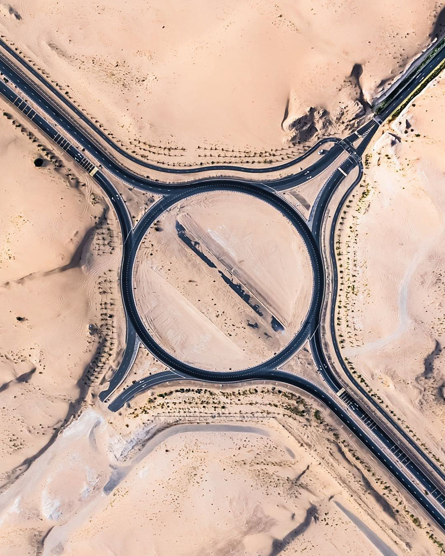 Ngắm loạt ảnh như trong phim khi sa mạc xâm chiếm cao tốc ở Dubai và Abu Dhabi Ngắm loạt ảnh như trong phim khi sa mạc xâm chiếm cao tốc ở Dubai và Abu Dhabi
