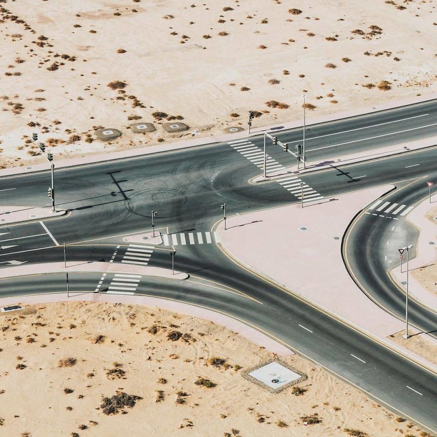 Ngắm loạt ảnh như trong phim khi sa mạc xâm chiếm cao tốc ở Dubai và Abu Dhabi Ngắm loạt ảnh như trong phim khi sa mạc xâm chiếm cao tốc ở Dubai và Abu Dhabi