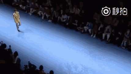 Vương Tuấn Khải sải bước catwalk ở trời Tây, khí chất vương tử không đùa được đâu Vương Tuấn Khải sải bước catwalk ở trời Tây, khí chất vương tử không đùa được đâu
