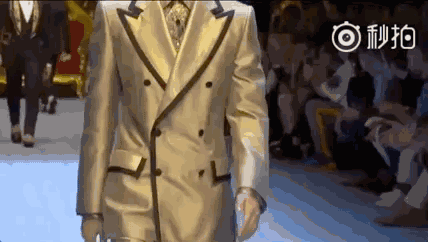Vương Tuấn Khải sải bước catwalk ở trời Tây, khí chất vương tử không đùa được đâu Vương Tuấn Khải sải bước catwalk ở trời Tây, khí chất vương tử không đùa được đâu