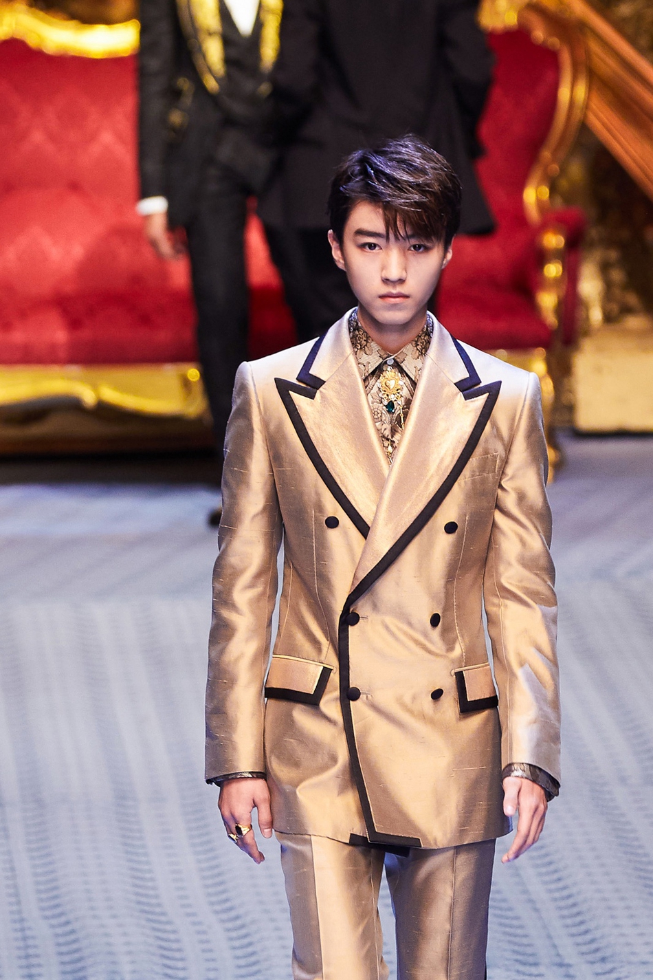 Vương Tuấn Khải sải bước catwalk ở trời Tây, khí chất vương tử không đùa được đâu Vương Tuấn Khải sải bước catwalk ở trời Tây, khí chất vương tử không đùa được đâu