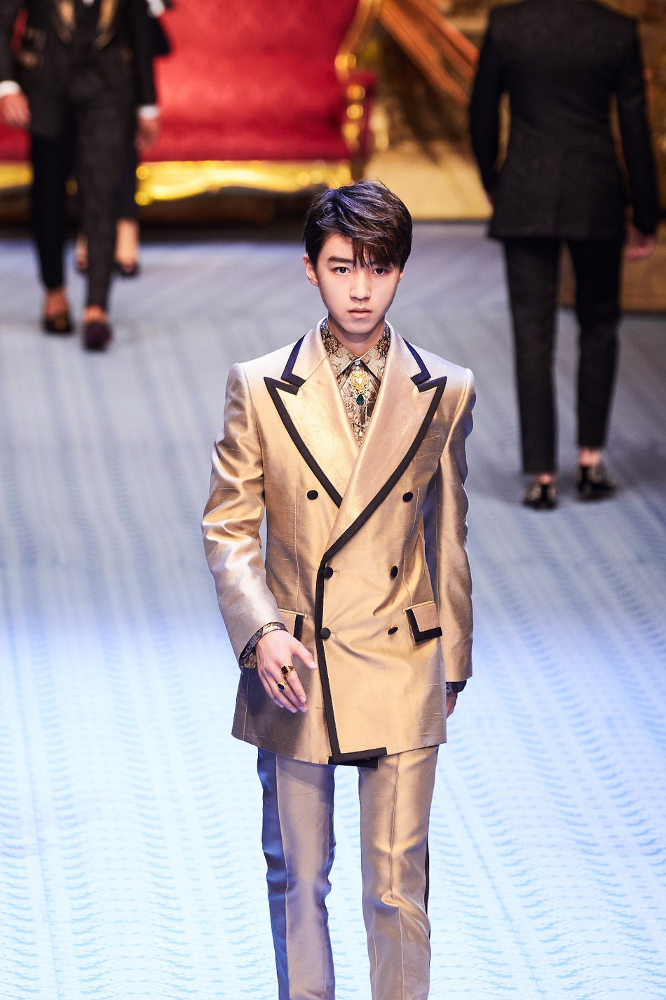 Vương Tuấn Khải sải bước catwalk ở trời Tây, khí chất vương tử không đùa được đâu Vương Tuấn Khải sải bước catwalk ở trời Tây, khí chất vương tử không đùa được đâu