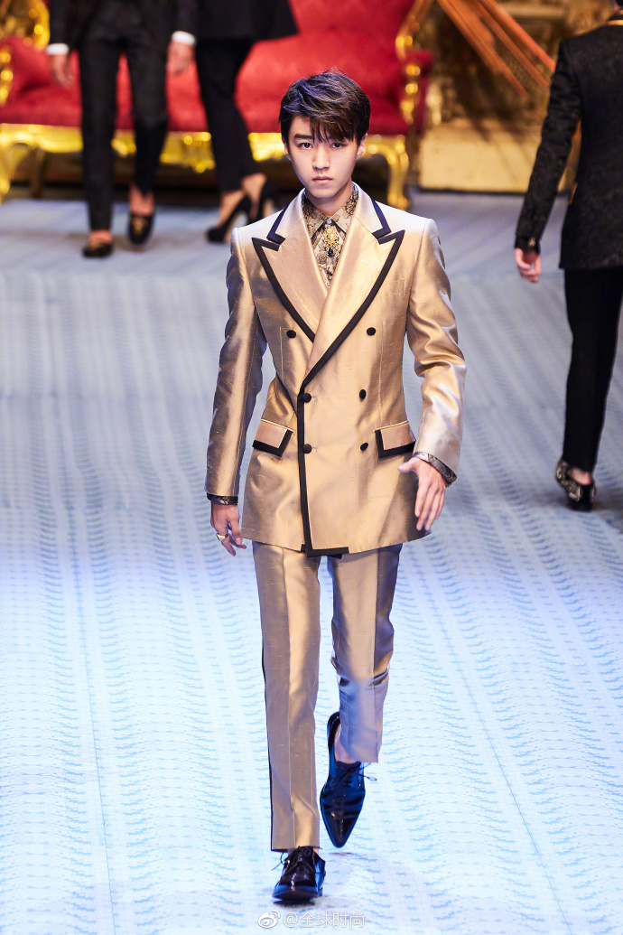 Vương Tuấn Khải sải bước catwalk ở trời Tây, khí chất vương tử không đùa được đâu Vương Tuấn Khải sải bước catwalk ở trời Tây, khí chất vương tử không đùa được đâu
