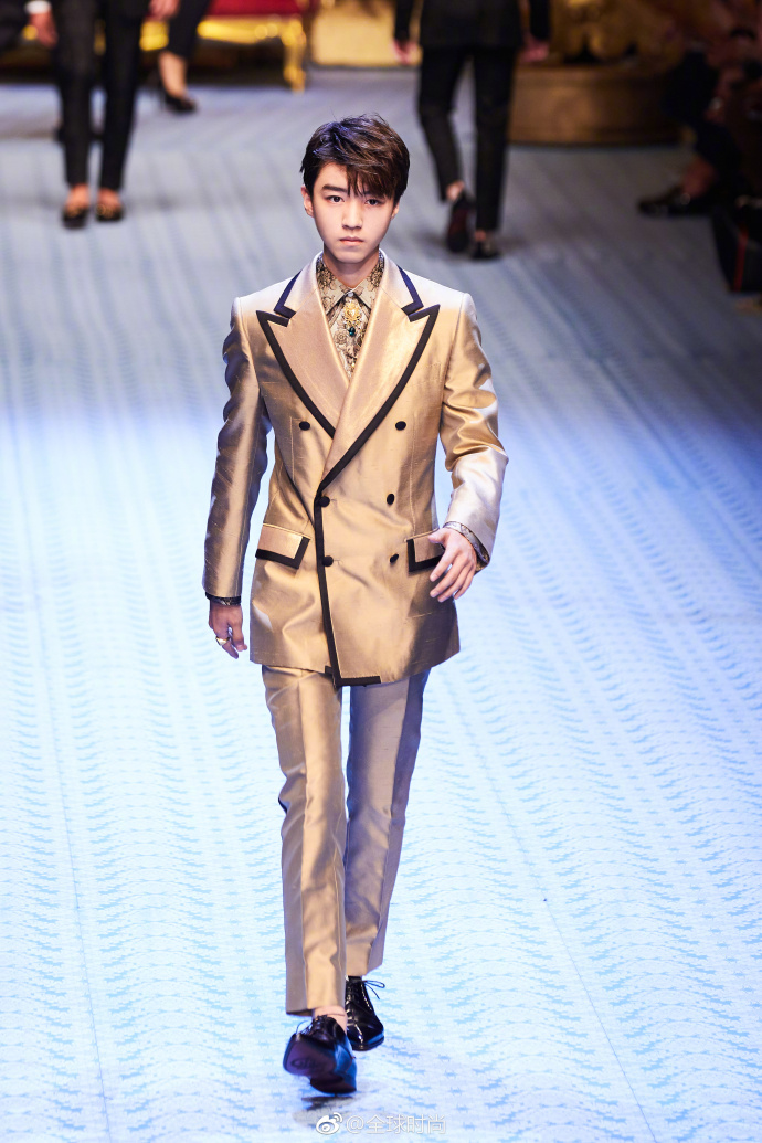 Vương Tuấn Khải sải bước catwalk ở trời Tây, khí chất vương tử không đùa được đâu Vương Tuấn Khải sải bước catwalk ở trời Tây, khí chất vương tử không đùa được đâu