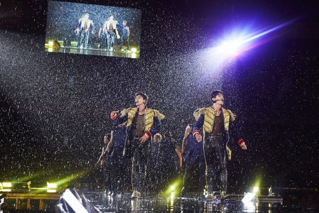 Cứ bảo hết thời nhưng TVXQ vẫn lập kỉ lục khó tin ở Nhật và được báo Mỹ tung hô hết lời Cứ bảo hết thời nhưng TVXQ vẫn lập kỉ lục khó tin ở Nhật và được báo Mỹ tung hô hết lời