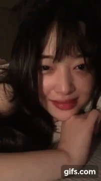 Đoạn clip livestream 10 phút im lặng rồi bật khóc của Sulli khiến người hâm mộ hoảng sợ Đoạn clip livestream 10 phút im lặng rồi bật khóc của Sulli khiến người hâm mộ hoảng sợ