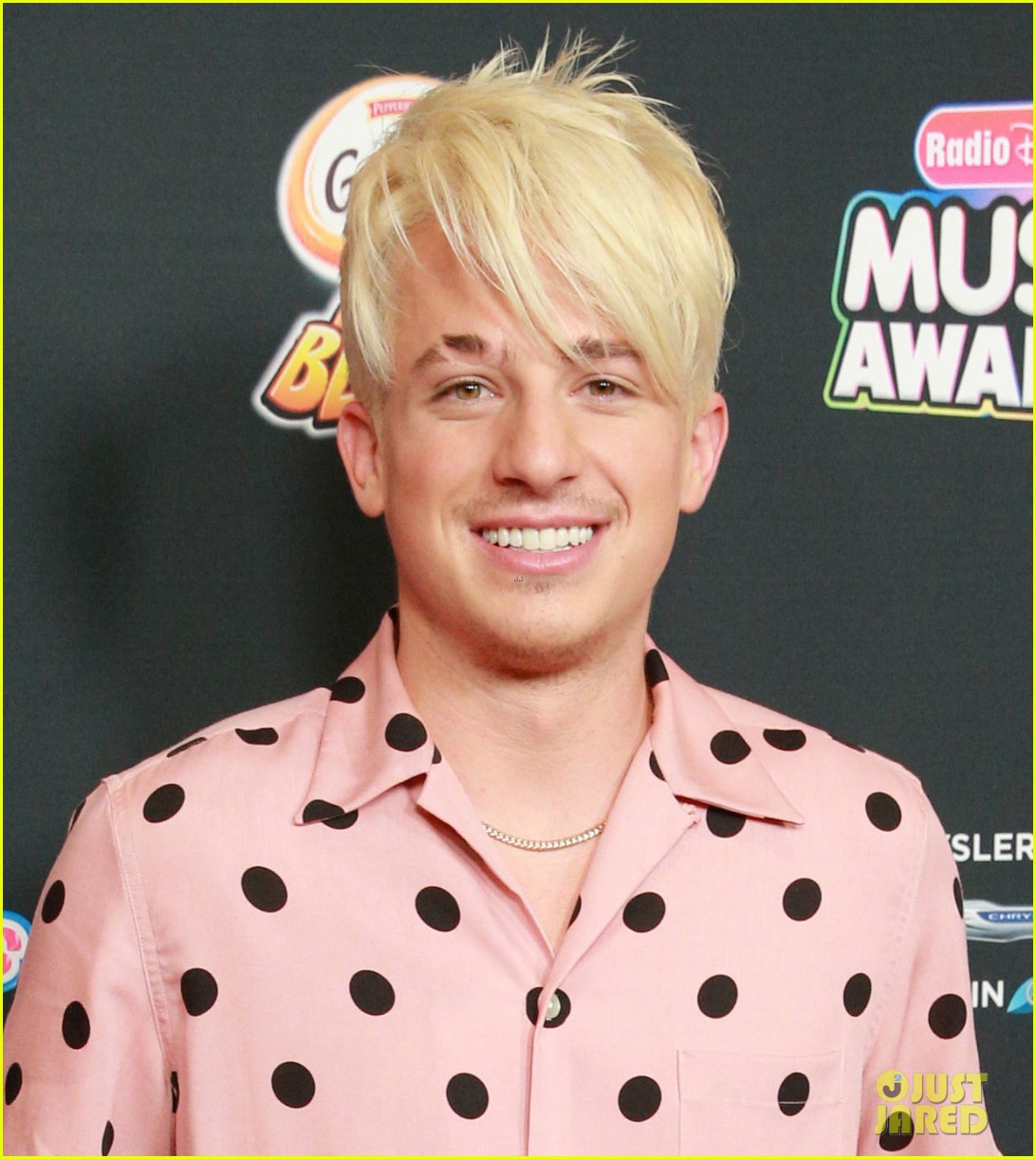 Charlie Puth đổi hình tượng: 'Nhiễm virus' của Justin Bieber hay 'được truyền cảm hứng' từ Jin (BTS) Charlie Puth đổi hình tượng: 'Nhiễm virus' của Justin Bieber hay 'được truyền cảm hứng' từ Jin (BTS)