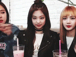 Khán giả dần nhận ra 'bộ mặt thật' của Jennie (Black Pink) khi cô nàng thường xuyên thực hiện cử chỉ này! Khán giả dần nhận ra 'bộ mặt thật' của Jennie (Black Pink) khi cô nàng thường xuyên thực hiện cử chỉ này!