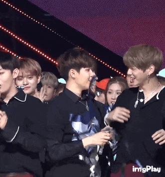 Những khoảnh khắc 'tình như cái bình' của 8 cặp bromance nổi tiếng trong Wanna One Những khoảnh khắc 'tình như cái bình' của 8 cặp bromance nổi tiếng trong Wanna One