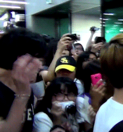 Đây là lí do quản lý sao Hàn thô bạo với fans cuồng 'bám dính' thần tượng tại sân bay Đây là lí do quản lý sao Hàn thô bạo với fans cuồng 'bám dính' thần tượng tại sân bay
