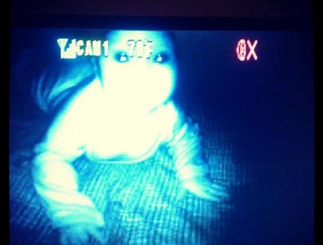 Giật mình khiếp sợ hình ảnh 'creepy' được chụp lại từ camera quan sát phòng ngủ của trẻ Giật mình khiếp sợ hình ảnh 'creepy' được chụp lại từ camera quan sát phòng ngủ của trẻ