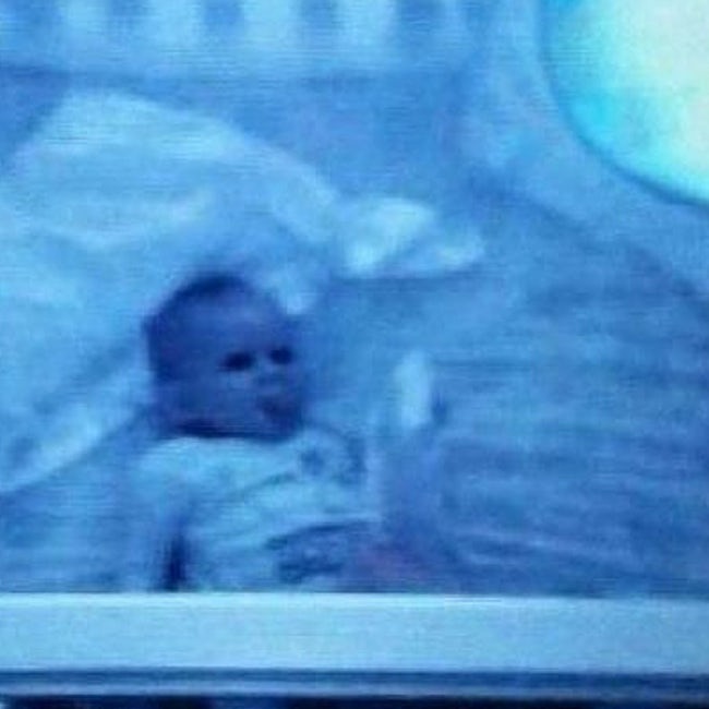 Giật mình khiếp sợ hình ảnh 'creepy' được chụp lại từ camera quan sát phòng ngủ của trẻ Giật mình khiếp sợ hình ảnh 'creepy' được chụp lại từ camera quan sát phòng ngủ của trẻ