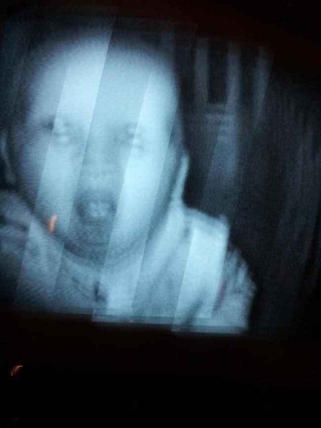 Giật mình khiếp sợ hình ảnh 'creepy' được chụp lại từ camera quan sát phòng ngủ của trẻ Giật mình khiếp sợ hình ảnh 'creepy' được chụp lại từ camera quan sát phòng ngủ của trẻ
