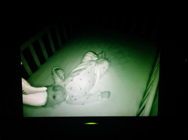 Giật mình khiếp sợ hình ảnh 'creepy' được chụp lại từ camera quan sát phòng ngủ của trẻ Giật mình khiếp sợ hình ảnh 'creepy' được chụp lại từ camera quan sát phòng ngủ của trẻ