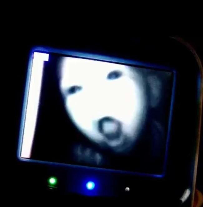 Giật mình khiếp sợ hình ảnh 'creepy' được chụp lại từ camera quan sát phòng ngủ của trẻ Giật mình khiếp sợ hình ảnh 'creepy' được chụp lại từ camera quan sát phòng ngủ của trẻ
