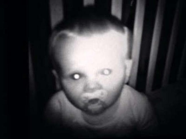 Giật mình khiếp sợ hình ảnh 'creepy' được chụp lại từ camera quan sát phòng ngủ của trẻ Giật mình khiếp sợ hình ảnh 'creepy' được chụp lại từ camera quan sát phòng ngủ của trẻ