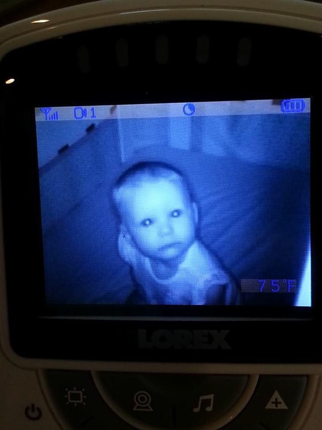 Giật mình khiếp sợ hình ảnh 'creepy' được chụp lại từ camera quan sát phòng ngủ của trẻ Giật mình khiếp sợ hình ảnh 'creepy' được chụp lại từ camera quan sát phòng ngủ của trẻ