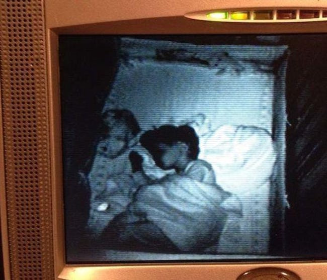 Giật mình khiếp sợ hình ảnh 'creepy' được chụp lại từ camera quan sát phòng ngủ của trẻ Giật mình khiếp sợ hình ảnh 'creepy' được chụp lại từ camera quan sát phòng ngủ của trẻ