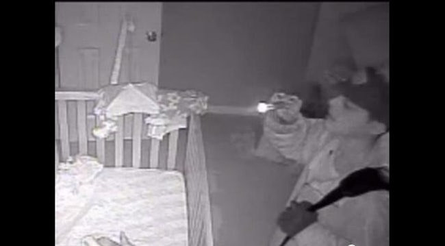 Giật mình khiếp sợ hình ảnh 'creepy' được chụp lại từ camera quan sát phòng ngủ của trẻ Giật mình khiếp sợ hình ảnh 'creepy' được chụp lại từ camera quan sát phòng ngủ của trẻ
