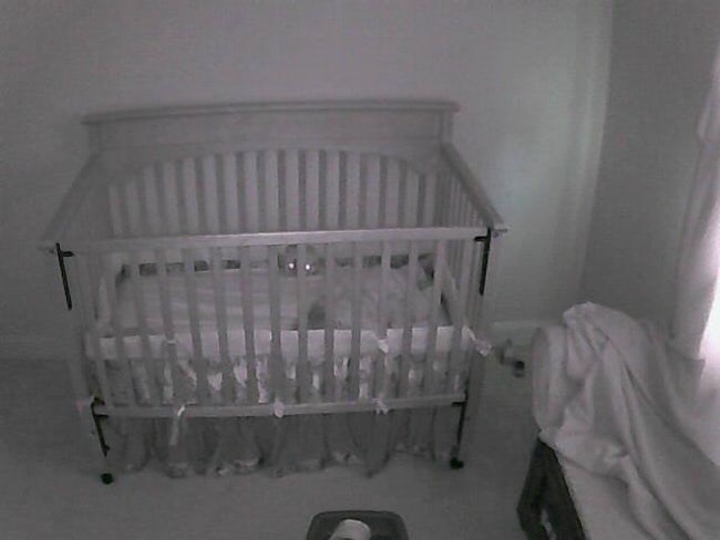 Giật mình khiếp sợ hình ảnh 'creepy' được chụp lại từ camera quan sát phòng ngủ của trẻ Giật mình khiếp sợ hình ảnh 'creepy' được chụp lại từ camera quan sát phòng ngủ của trẻ
