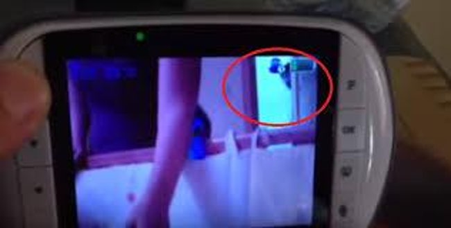 Giật mình khiếp sợ hình ảnh 'creepy' được chụp lại từ camera quan sát phòng ngủ của trẻ Giật mình khiếp sợ hình ảnh 'creepy' được chụp lại từ camera quan sát phòng ngủ của trẻ