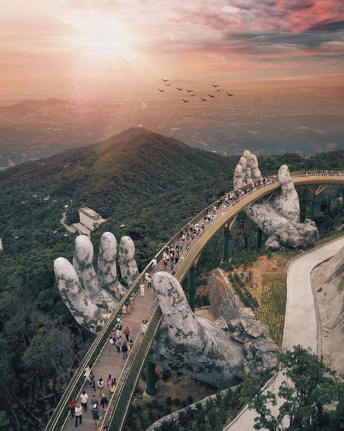 Báo chí nước ngoài liên tục đưa tin khen ngợi Cầu Vàng tại Bà Nà Hills 'đẹp như trong phim' Báo chí nước ngoài liên tục đưa tin khen ngợi Cầu Vàng tại Bà Nà Hills 'đẹp như trong phim'