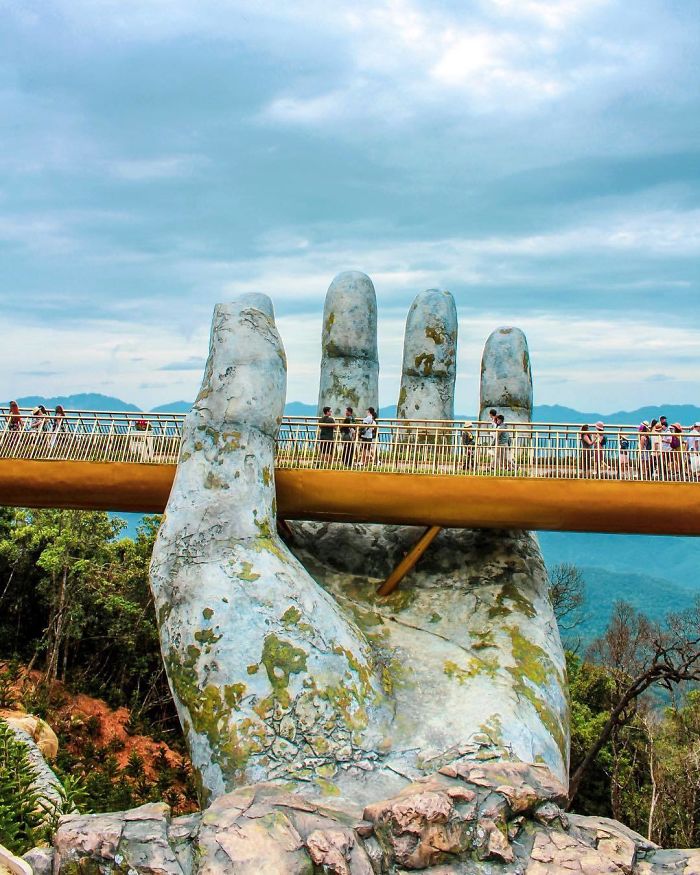 Báo chí nước ngoài liên tục đưa tin khen ngợi Cầu Vàng tại Bà Nà Hills 'đẹp như trong phim' Báo chí nước ngoài liên tục đưa tin khen ngợi Cầu Vàng tại Bà Nà Hills 'đẹp như trong phim'
