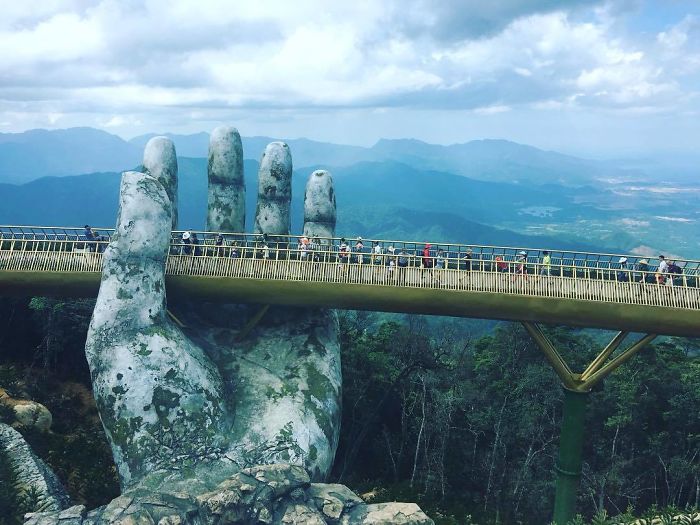 Báo chí nước ngoài liên tục đưa tin khen ngợi Cầu Vàng tại Bà Nà Hills 'đẹp như trong phim' Báo chí nước ngoài liên tục đưa tin khen ngợi Cầu Vàng tại Bà Nà Hills 'đẹp như trong phim'
