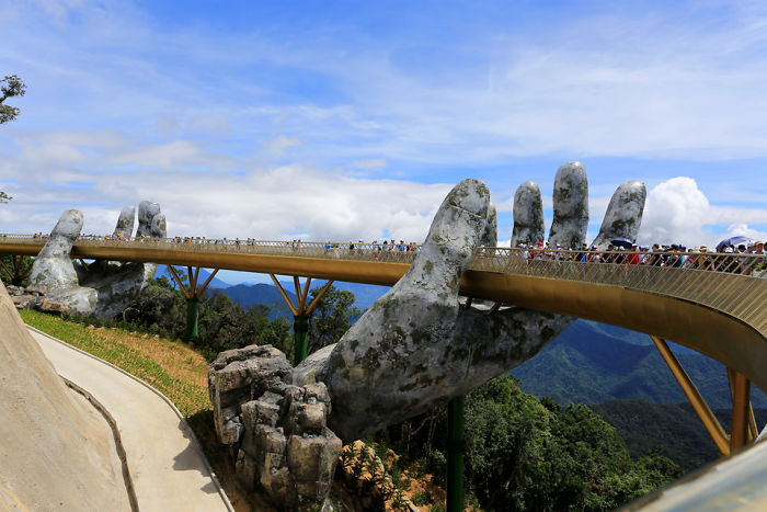 Báo chí nước ngoài liên tục đưa tin khen ngợi Cầu Vàng tại Bà Nà Hills 'đẹp như trong phim' Báo chí nước ngoài liên tục đưa tin khen ngợi Cầu Vàng tại Bà Nà Hills 'đẹp như trong phim'