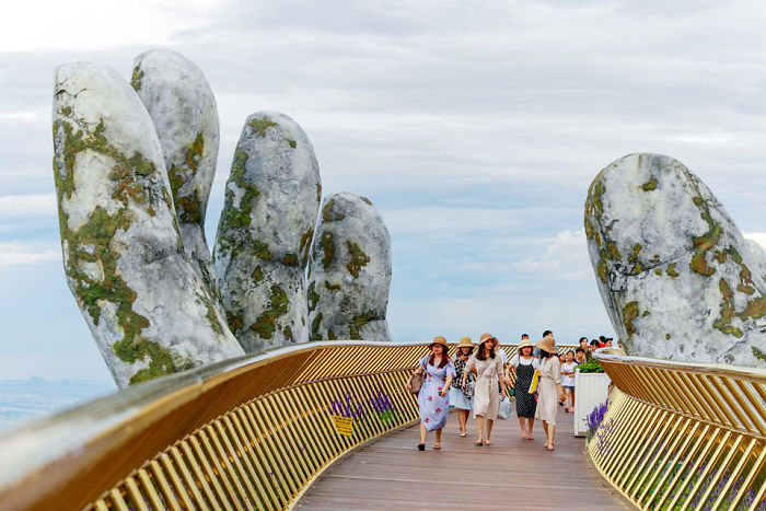 Báo chí nước ngoài liên tục đưa tin khen ngợi Cầu Vàng tại Bà Nà Hills 'đẹp như trong phim' Báo chí nước ngoài liên tục đưa tin khen ngợi Cầu Vàng tại Bà Nà Hills 'đẹp như trong phim'