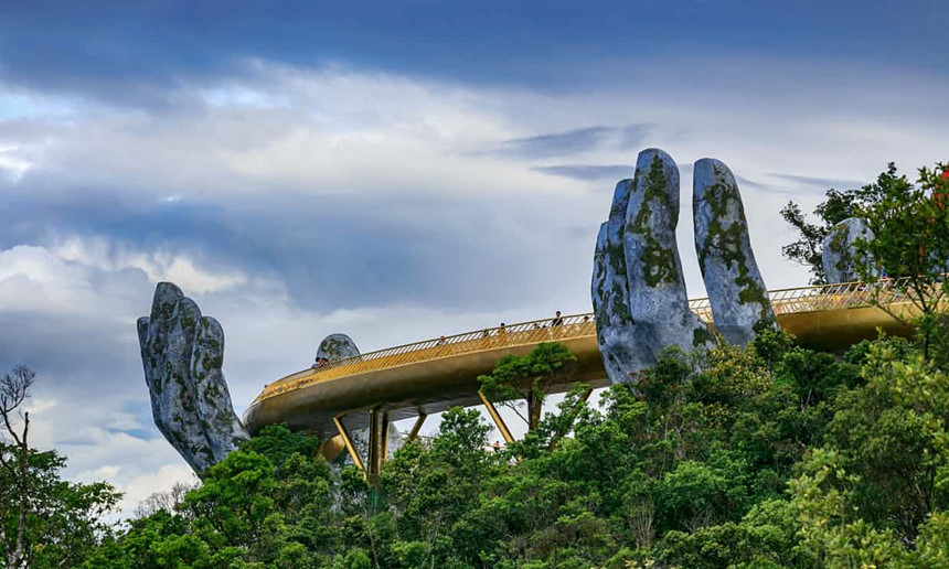Báo chí nước ngoài liên tục đưa tin khen ngợi Cầu Vàng tại Bà Nà Hills 'đẹp như trong phim' Báo chí nước ngoài liên tục đưa tin khen ngợi Cầu Vàng tại Bà Nà Hills 'đẹp như trong phim'