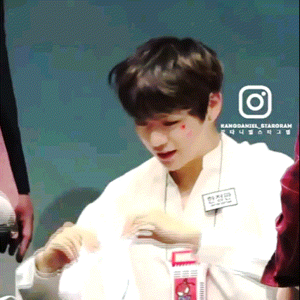 Tìm khắp K-Pop không thấy ai 'sủng ái', chiều chuộng Wanna One hơn anh vệ sĩ Tìm khắp K-Pop không thấy ai 'sủng ái', chiều chuộng Wanna One hơn anh vệ sĩ