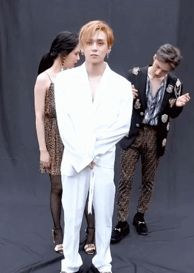 Hậu trường lầy lội đằng sau những tấm ảnh sexy, siêu ngầu của idol K-Pop Hậu trường lầy lội đằng sau những tấm ảnh sexy, siêu ngầu của idol K-Pop