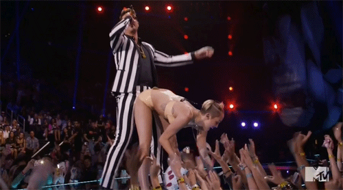 Lễ trao giải VMAs: Giả vờ tự tử, giật mic chê bai nhau và loạt khoảnh khắc khó quên nhất lịch sử Lễ trao giải VMAs: Giả vờ tự tử, giật mic chê bai nhau và loạt khoảnh khắc khó quên nhất lịch sử