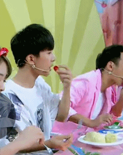 Dịch Dương Thiên Tỉ và những khoảnh khắc chứng minh: 'Ăn uống trên hết, những thứ khác có hay không, không quan trọng' Dịch Dương Thiên Tỉ và những khoảnh khắc chứng minh: 'Ăn uống trên hết, những thứ khác có hay không, không quan trọng'
