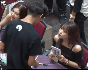 Những hành động này của fans là ác mộng đối với các thần tượng K-Pop Những hành động này của fans là ác mộng đối với các thần tượng K-Pop