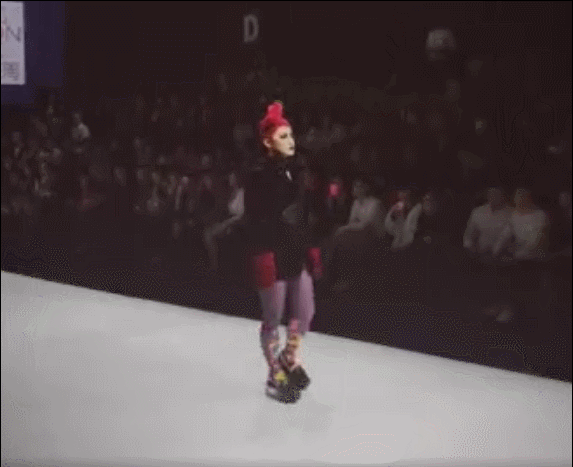 Trần Chí Bằng yểu điệu mặc váy catwalk, còn đâu 'Nhĩ Thái' nam tính ngời ngời của ngày xưa? Trần Chí Bằng yểu điệu mặc váy catwalk, còn đâu 'Nhĩ Thái' nam tính ngời ngời của ngày xưa?